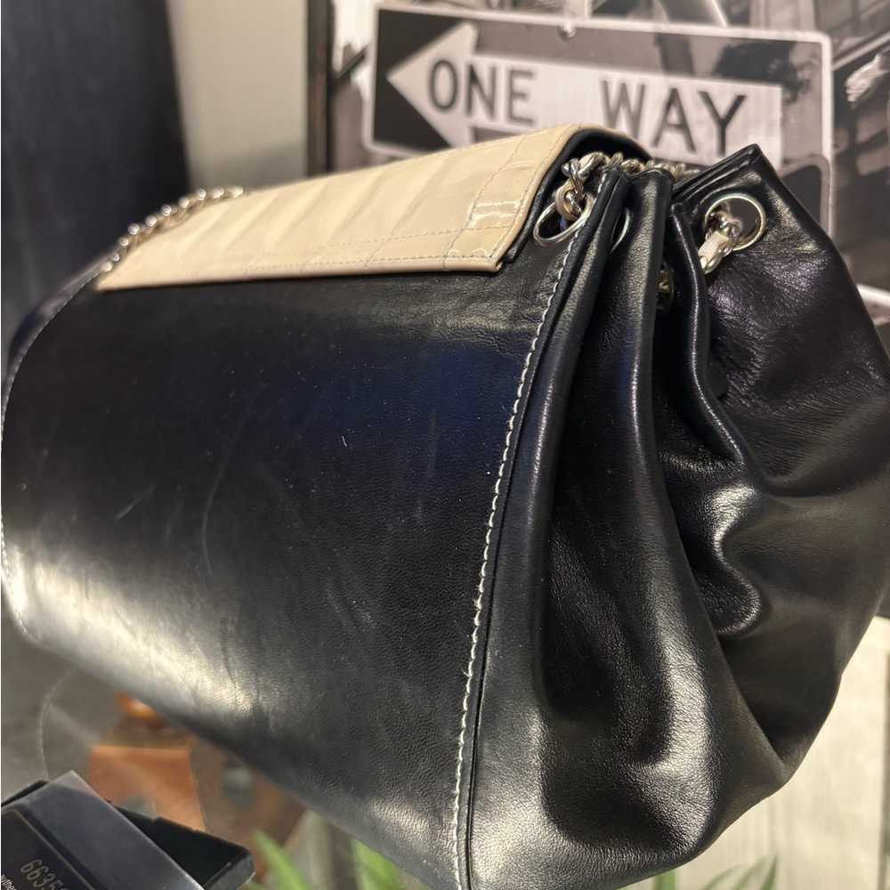 CHANEL Black and Cream Shoulder Bag - Picture 4 of 16